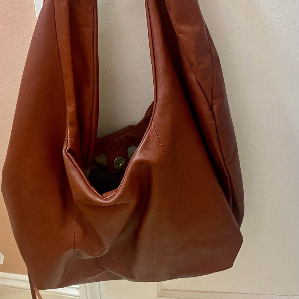 Very nice eye catching burgundy color hobo bag it’s a medium size